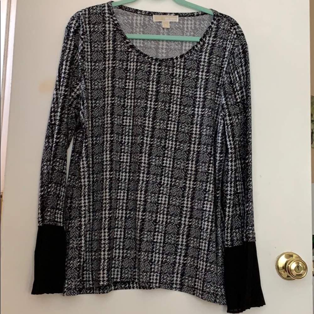 MK cute top with cute ruffle bell sleeves